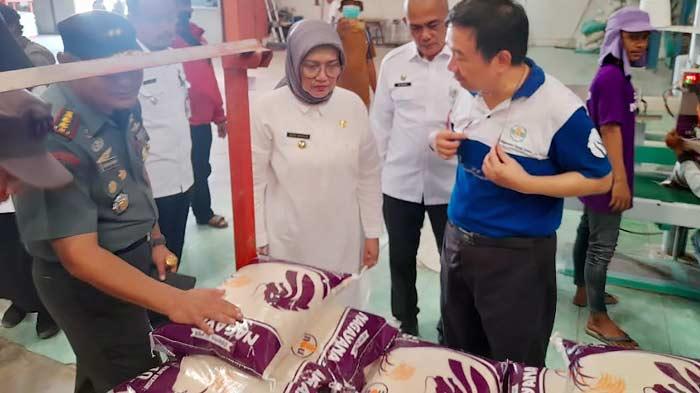 Pj-Bupati-Lumajang-Indah-Wahyuni-saat-mengecek-ketersediaan-dan-harga-beras.jpg