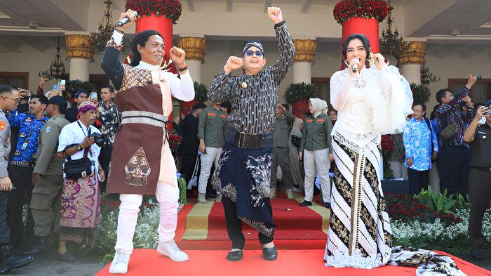 Pj-Gubernur-Jawa-Timur-Adhy-Karyono-joget-bersama-Cak-Shodiq-dan-Lala-Widy.jpg