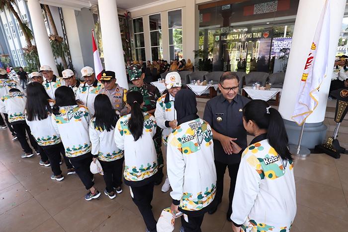 Pj-Wali-Kota-Batu-Aries-Agung-Paewai-lepas-atlet-ke-Porprov-Jatim-2023.jpg