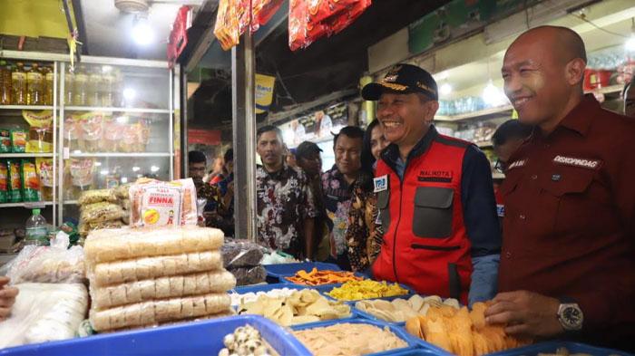 Pj-Wali-Kota-Malang-Wahyu-Hidayat-berinteraksi-dengan-pedagang-Pasar-Besar-Kota-Malang2.jpg