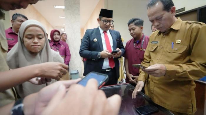 Pj-Wali-Kota-Mojokerto-Ali-Kuncoro-sidak-handphone-milik-pegawai.jpg