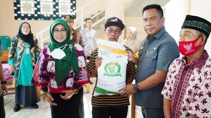 Pjs Bupati Muhammad Isa Ansori Pantau Langsung Distribusi Bansos di Sidoarjo