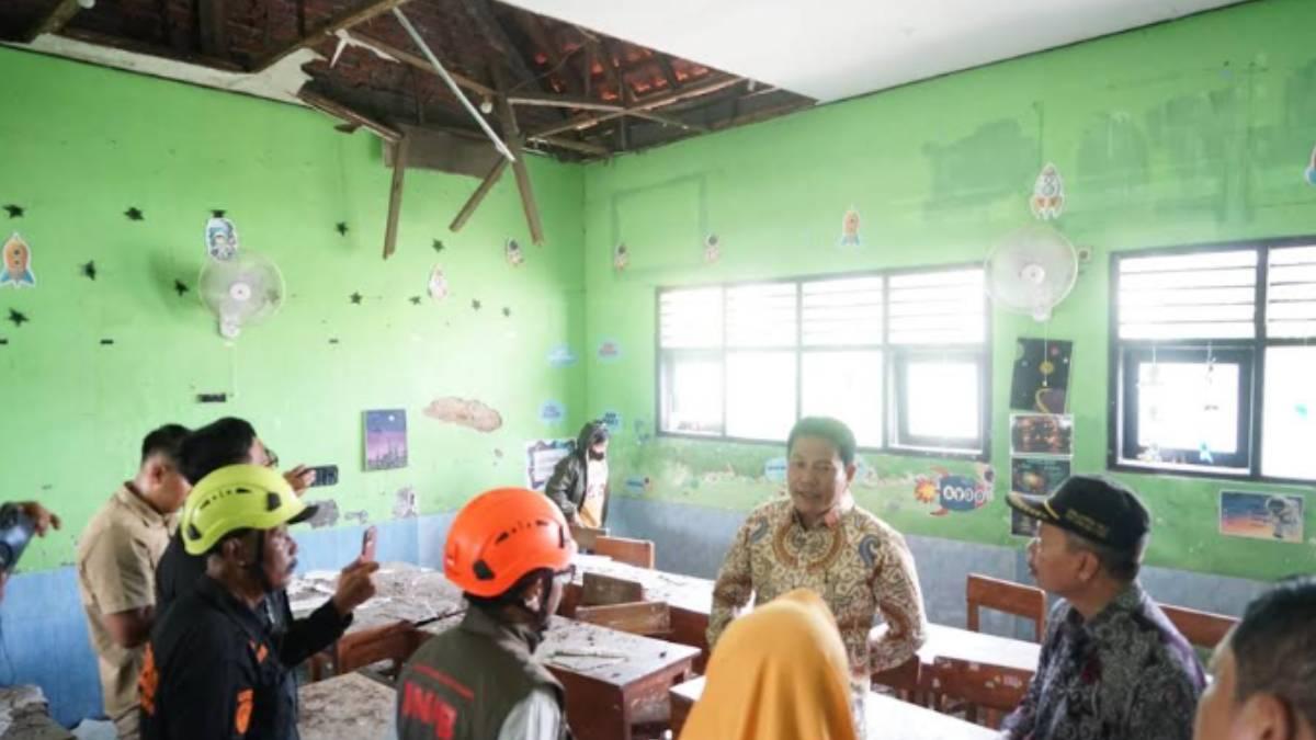 Plafon-kelas-SDN-1-Sidokepung-itu-rontok-beberapa-hari-lalu.jpg