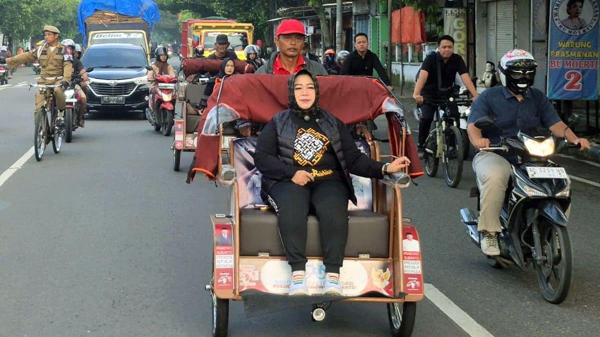 Plt-Bupati-Ponorogo-Lisdyarita-naik-becak-listrik-ke-kantor.jpg