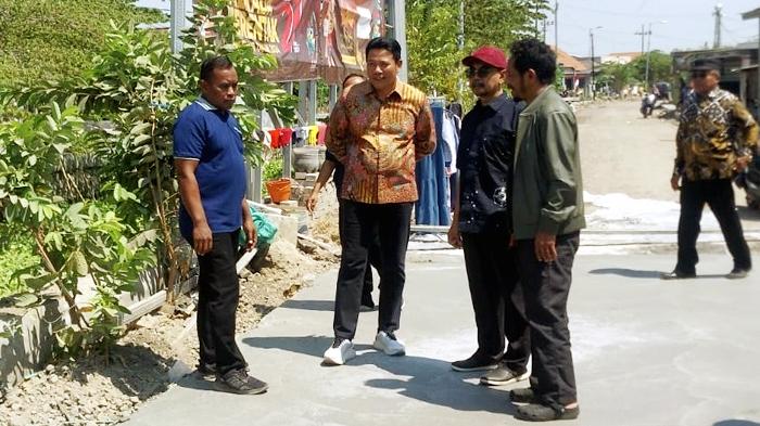 Plt Bupati Sidoarjo Subandi Bagikan Bantuan Sembako untuk Warga Terdampak Proyek Betonisasi Jalan