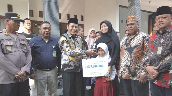 Plt Bupati Subandi Serahkan Santunan JKM Rp 127 Juta ke Keluarga Mendiang Kasun Simpang Sidoarjo