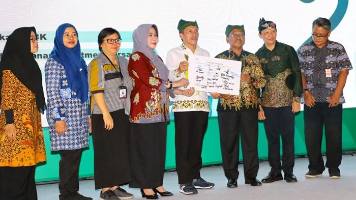 Plt-Bupati-Sugirah-menandatangani-perpanjangan-kerjasama-bersama-Kepala-BPVP-Banyuwangi.jpg