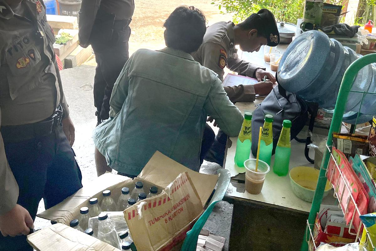 Polisi-Gerebek-Warung-Kopi-di-Gresik-Jatim-Temukan-28-Botol-Arak-Bali-Siap-Edar.jpg