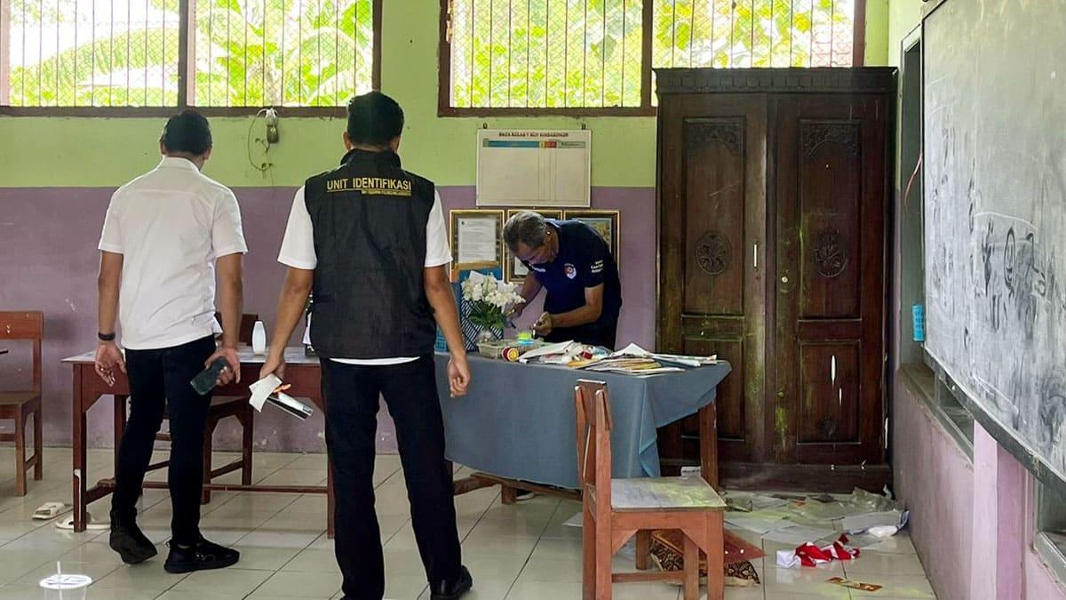 Polisi-Polsek-Kutorejo-olah-TKP-pencurian-di-SDN-Simbaringin.jpg