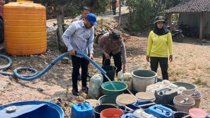 Merespons Cepat Kekeringan di 2 Desa, Polres Nganjuk Kerahkan 20 Armada Truk Tanki Air Bersih