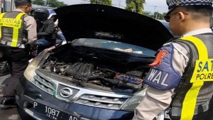 Selamatkan Pemudik Saat Mobil Terbakar di By Pass Pandaan, Anggota Polres Pasuruan Menuai Apresiasi