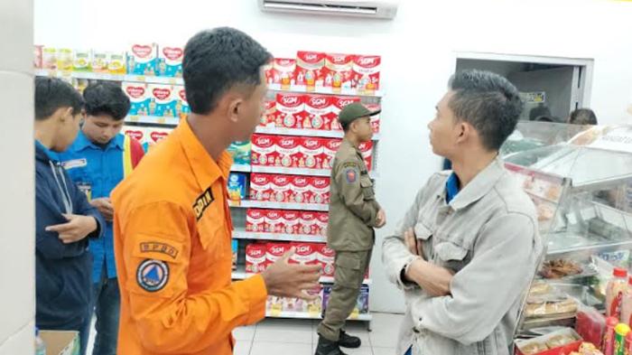 Polisi-melakukan-olah-TKP-penemuan-mayat-bayi-laki-laki-di-sebuah-minimarket.jpg