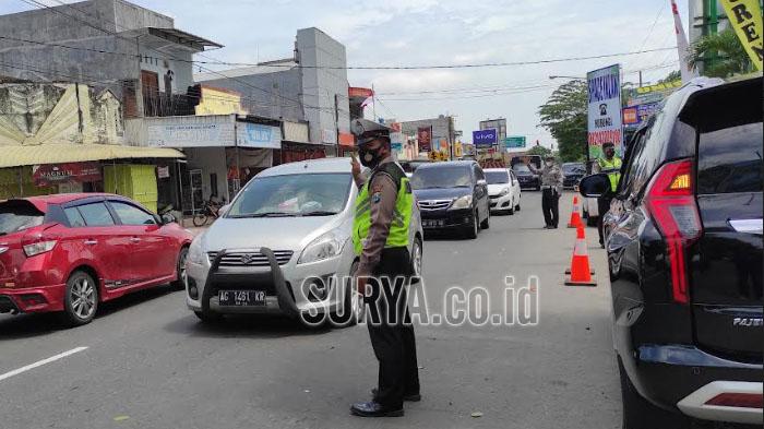 Polisi-mengatur-arus-lalu-lintas-di-depan-Pos-Pengamanan-Polres-Blitar-Kota-di.jpg