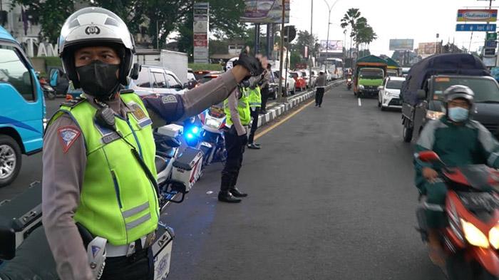 Polisi-mulai-mengurai-kemacetan-mudik-di-Pasuruan.jpg