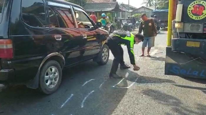 Polisi-tengah-melakukan-olah-TKP-kecelakaan-maut-di-Jalan-Raya-Leces-Probolinggo.jpg
