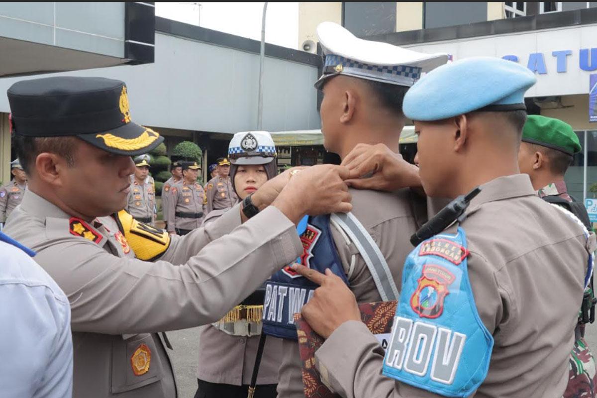 Polres-Lamongan-menandainya-dengan-apel-pasukan-di-Mapolres-Senin-17112025.jpg