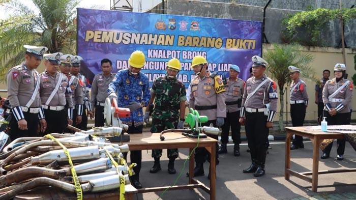 Polres-Magetan-bersama-Forkopimda-saat-memusnahkan-ratusan-knalpot-brong.jpg