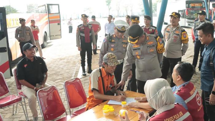 Operasi Zebra Semeru 2024, Polres Nganjuk Lakukan Tes Urine Acak ke Sopir Bus Terminal Anjuk Ladang