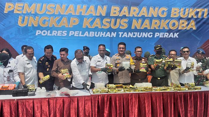 Polres Pelabuhan Tanjung Perak Surabaya Musnahkan Barang Bukti Ungkap Kasus Narkoba