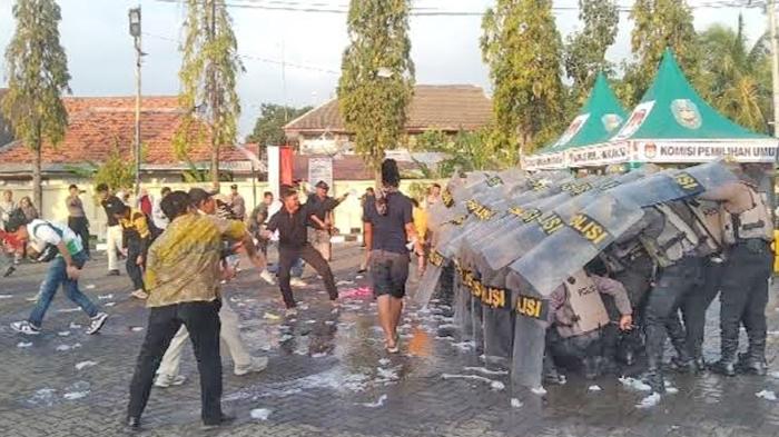 Polres-Situbondo-menggelar-simulasi-pengamanan-Pilkada-Situbondo-2024.jpg