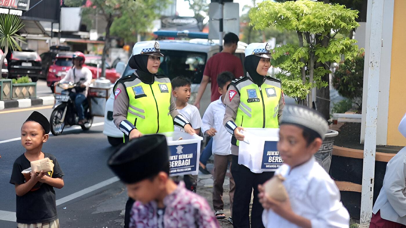Polwan-Polres-Gresik-bagikan-makanan-untuk-jemaah-salat-Jumat.jpg