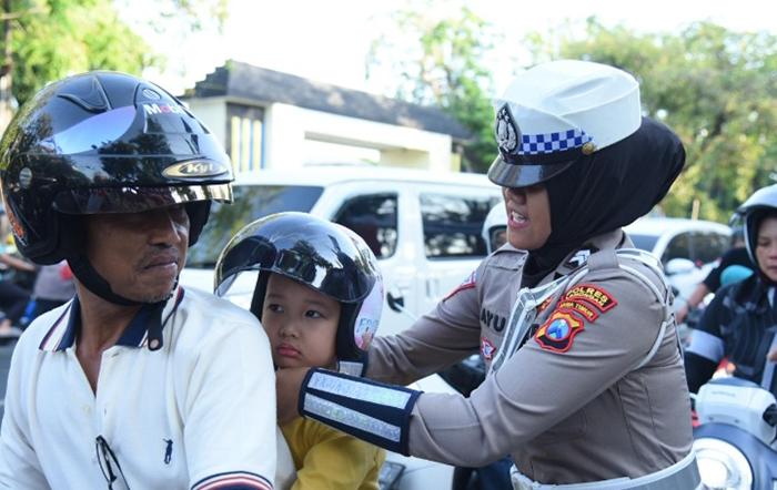 Keseruan Polwan Lamongan Bagi-bagi Helm dan Bunga Mawar ke Pengendara