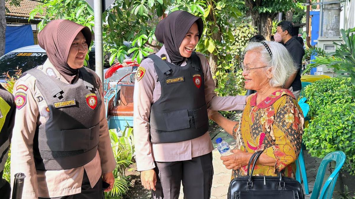 Polwan Polresta Sidoarjo Bantu Jemaat Lansia saat Ibadah Natal 2025