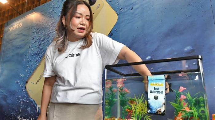 Ponsel-Realme-C75-dimasukkan-ke-dalam-aquarium-saat-tes-ketahanan.jpg