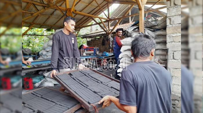 Manfaatkan Limbah Kelapa, Briket Produksi Warga Lumajang Ini Pasok Pasar Eropa