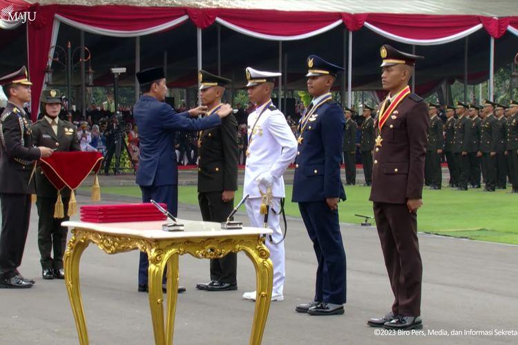 Presiden-Joko-Widodo-Jokowi-melantik-perwira-TNI-dan-Polri-di-halaman-Istana-Merdeka.jpg