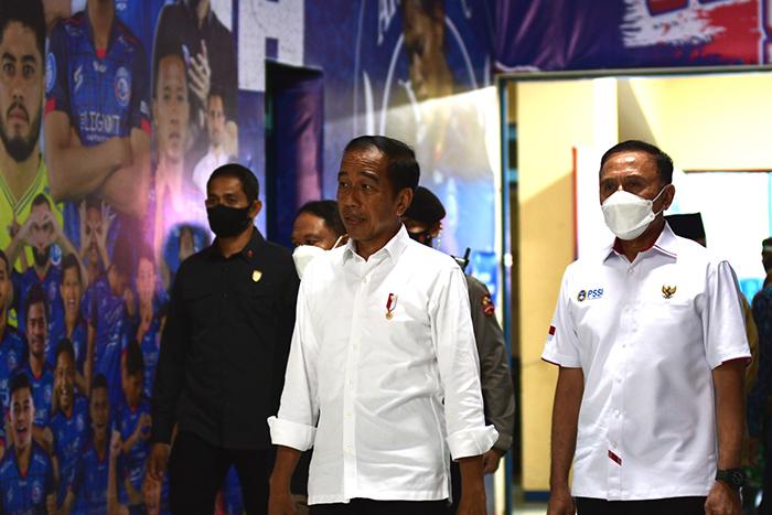 Presiden-Joko-Widodo-tengah-didampingi-Ketua-Umum-PSSI-Mochamad-Iriawan.jpg