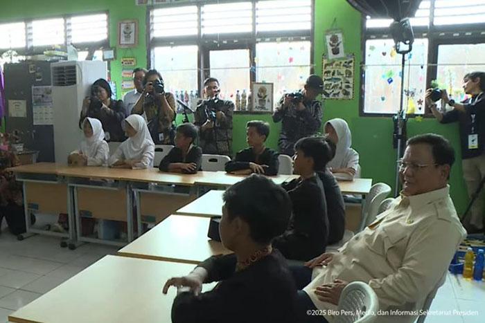 Presiden Prabowo Janji Bantu Guru Honorer Rp 300 Ribu, Dindik Jatim Bilang Ini