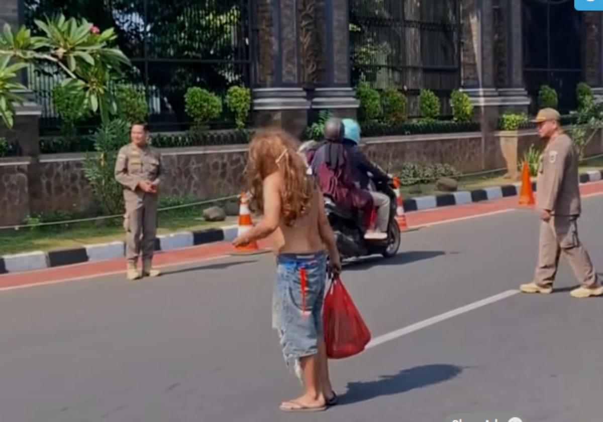 Pria Nyamar Jadi ODGJ Demi Konten Ditangkap Satpol PP, Endingnya Malah Kabur - Surya.co.id