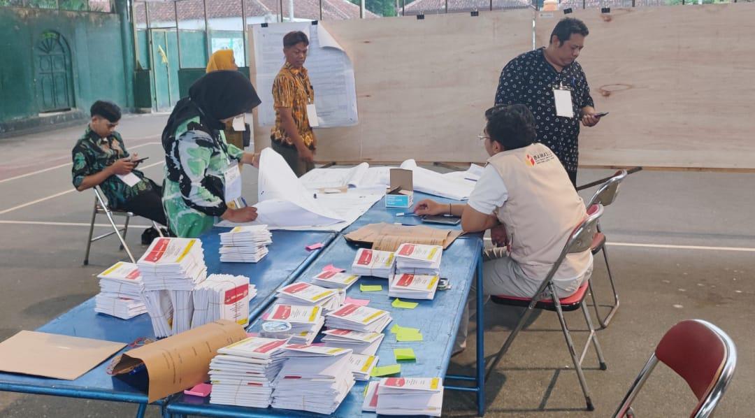 Proses-Rekapitulasi-Surat-Suara-Pemilu-2024-di-TPS-04-Surodakan.jpg