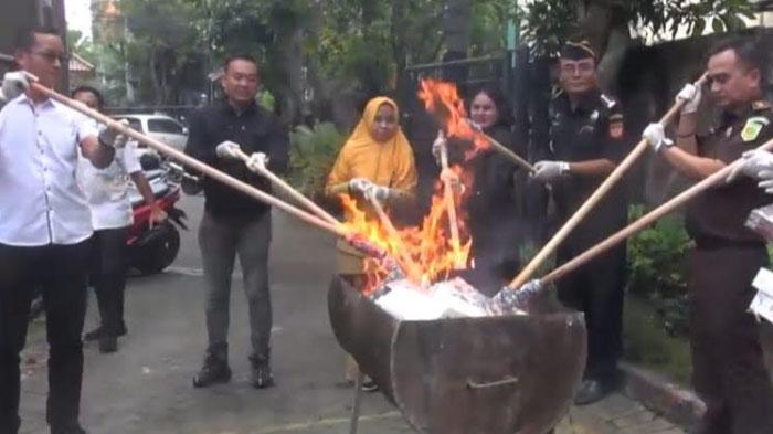 Proses-pemusnahan-barang-bukti-yang-dimusnahkan-petugas-Kejari-Lamongan.jpg