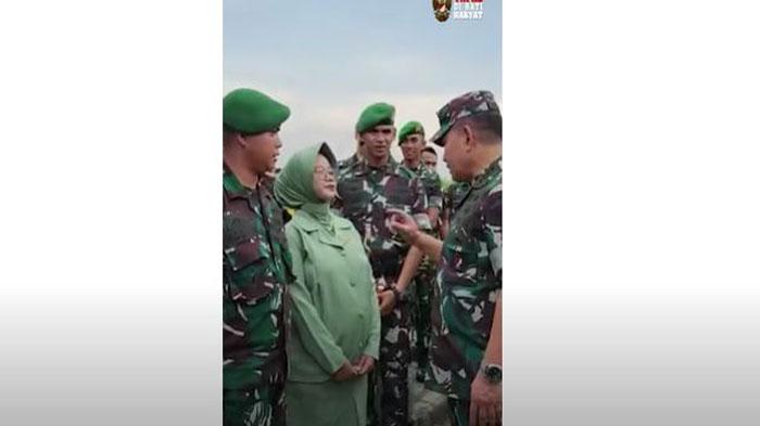 Puas-Sampaikan-Keluhan-ke-Jenderal-Dudung-Istri-Prajurit-di-Gresik-Senang-Dapat-Salam-Tempel.jpg