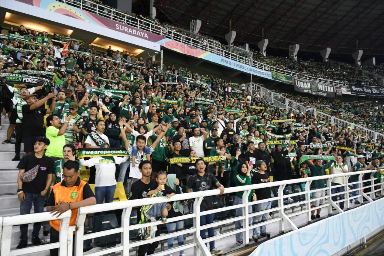 surabaya/Puluhan-Ribu-Bonek-saat-memadati-laga-Persebaya-vs-Persibo.jpg