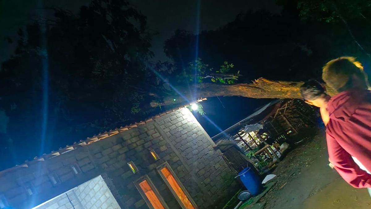 Puluhan Rumah Warga Rusak Diterjang Angin Kencang di Mojo Kediri