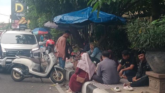 RAMAI-PEMBELI-Masih-di-suasana-Idul-Fitri-pembeli-nasi-boran-di-Lamongan.jpg