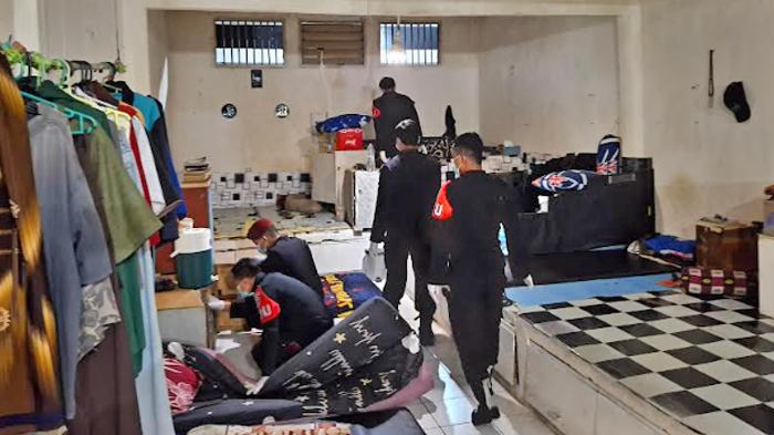 RAZIA-Petugas-Lapas-Kelas-I-Madiun-menggeledah-sejumlah-kamar.jpg