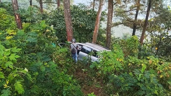 REM-BLONG-Kondisi-mobil-Toyota-Avanza-L-1737-ZT-berpenumpang.jpg