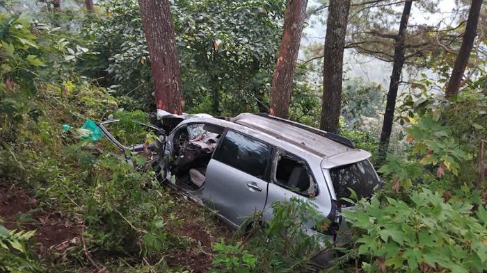 REM-BLONG-Kondisi-mobil-Toyota-Avanza-nopol-L-1737-ZT-berpenumpang-en.jpg