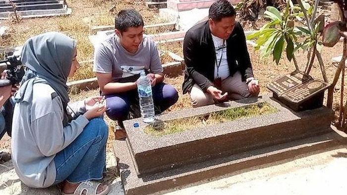 RESPON-Yoris-Usai-Pembunuh-Ibu-dan-Anak-di-Subang-Terkuak-Datangi-Makam-Korban-Ini-Harapannya.jpg