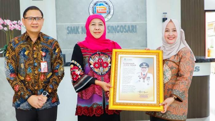 REVITALISASI-SEKOLAH-Gubernur-Jawa-Timur-Khofifah-Indar-Paraw.jpg