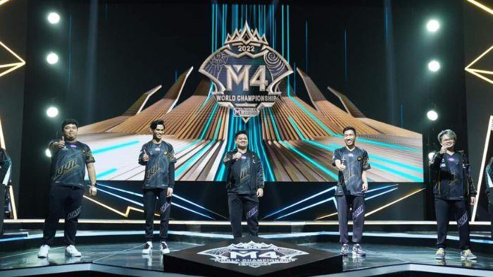RRQ-Hoshi-saat-tampil-di-panggung-M4-Mobile-Legends-World-Championship.jpg