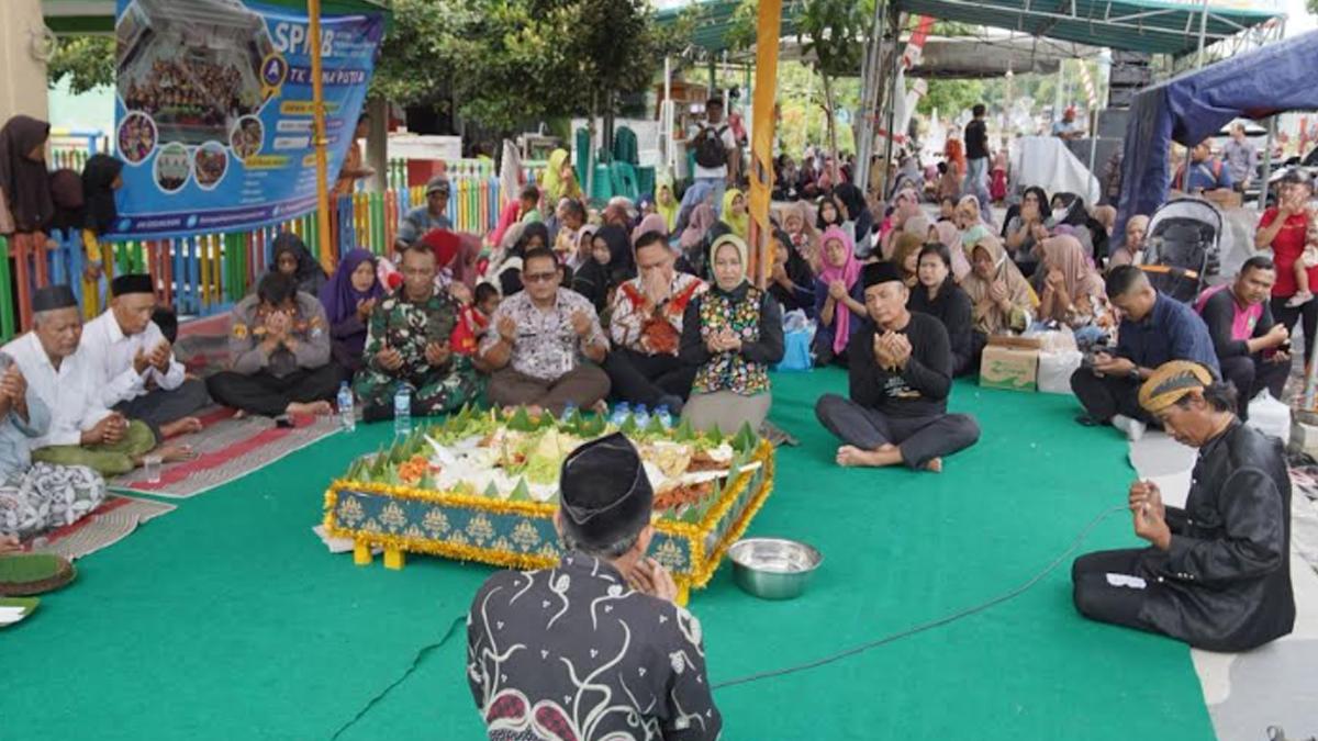 RUWAH-DESA-Wali-Kota-Mojokerto-Ika-Puspitasari-bersama-masyarak.jpg