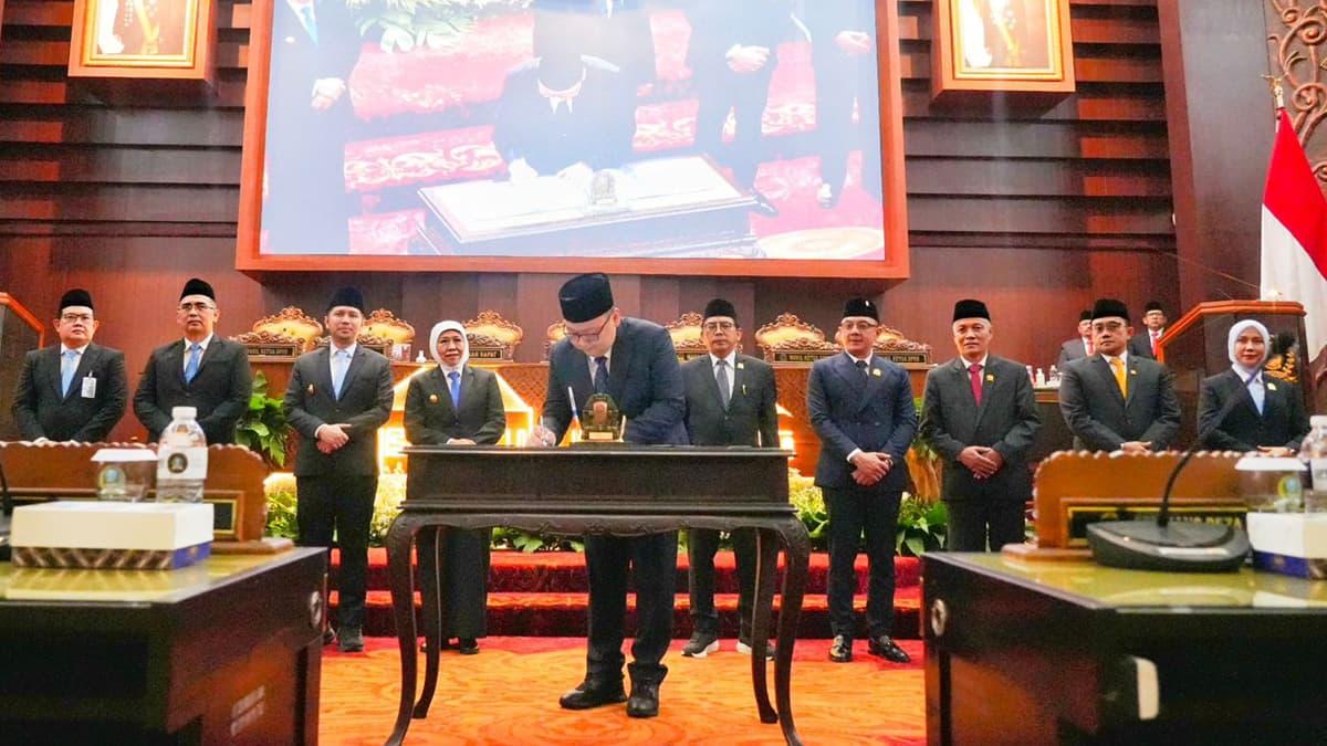 Rapat-Paripurna-Penyerahan-LHP-BPK-RI-atas-LKPD-Provinsi-Jawa-Timur-Tahun-2025.jpg