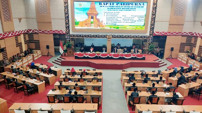 Rapat-paripurna-pengukuhan-wakil-ketua-dua-pimpinan-definitif-DPRD-Mojokerto.jpg
