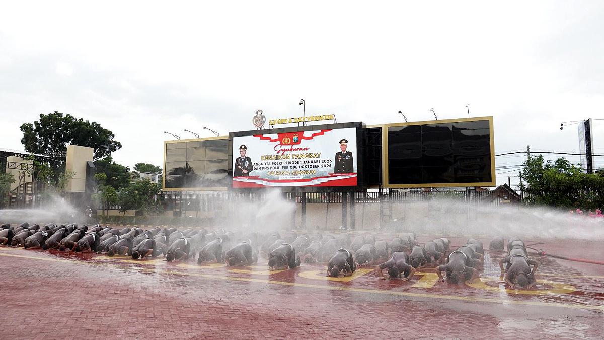 Ratusan-Angggota-Polresta-Sidoarjo-disiram-air-usai-naik-pangkat.jpg