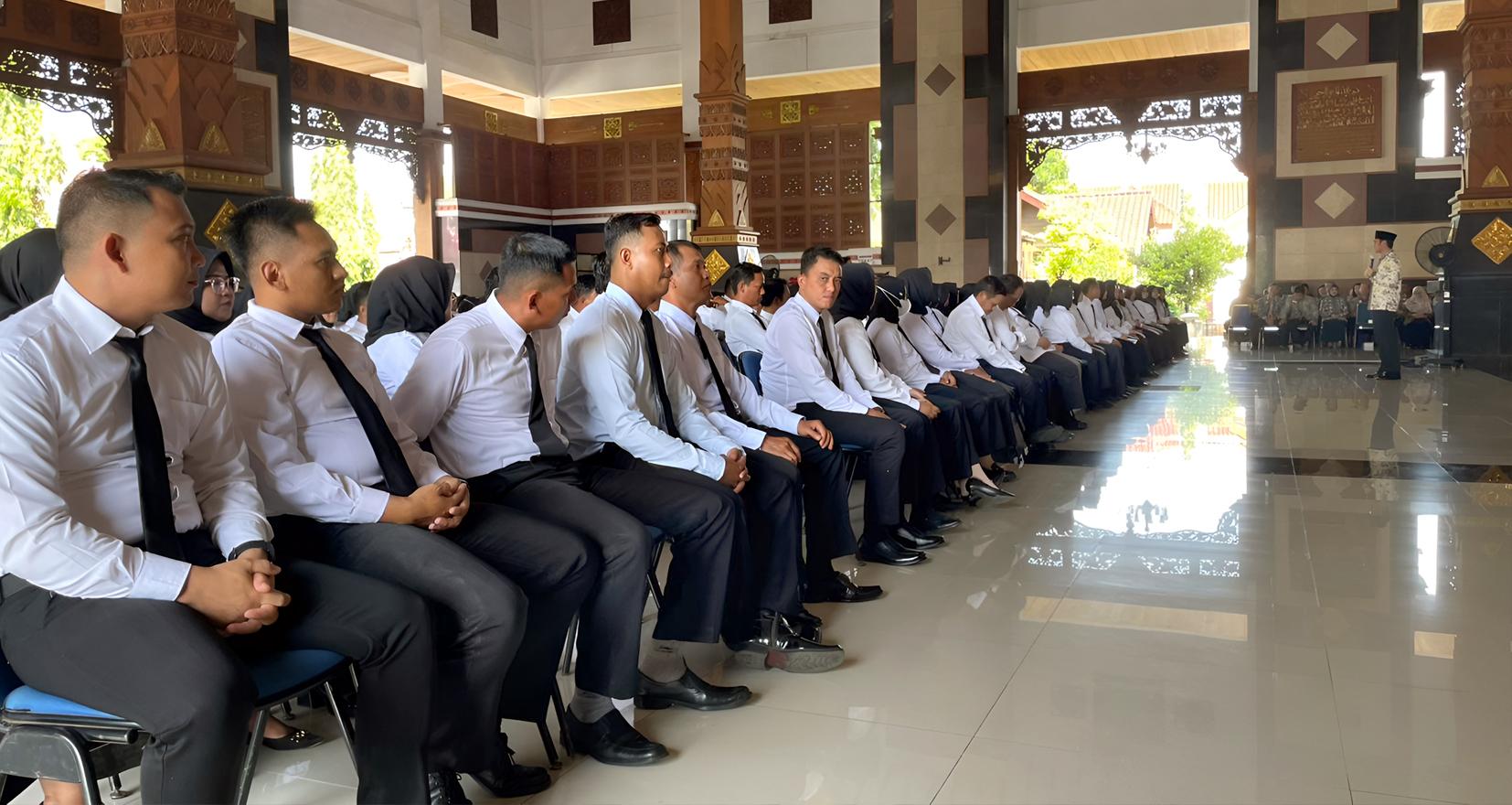 Ratusan-PPPK-Paruh-waktu-di-Tuban-Jatim-saat-kegiatan-penyerahan-SK.jpg